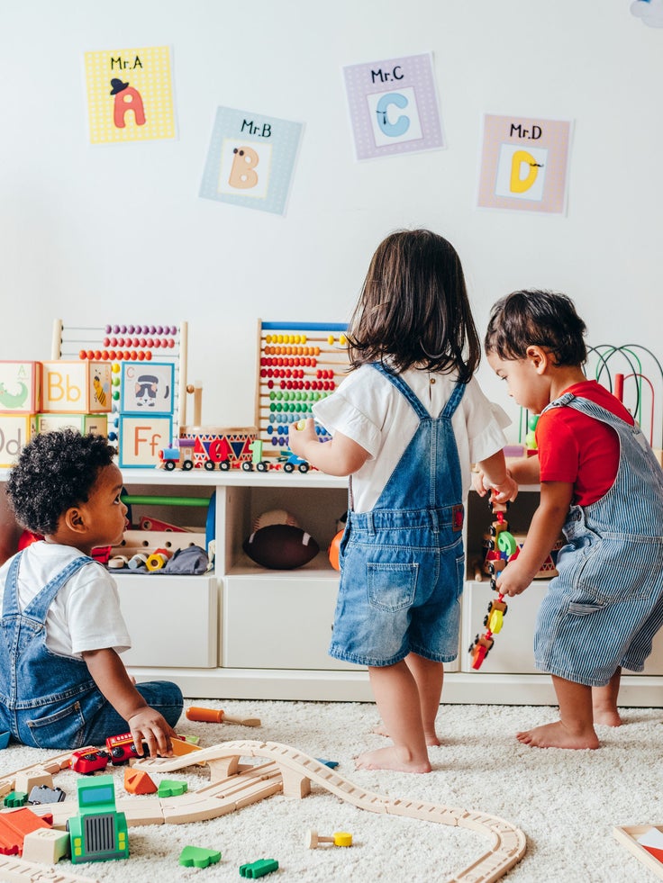 Drei Kinder spielen in einem Kinderzimmer