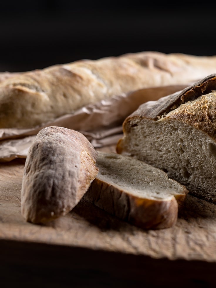 Abgebildet ist ein Brett mit Sauerteigbrot