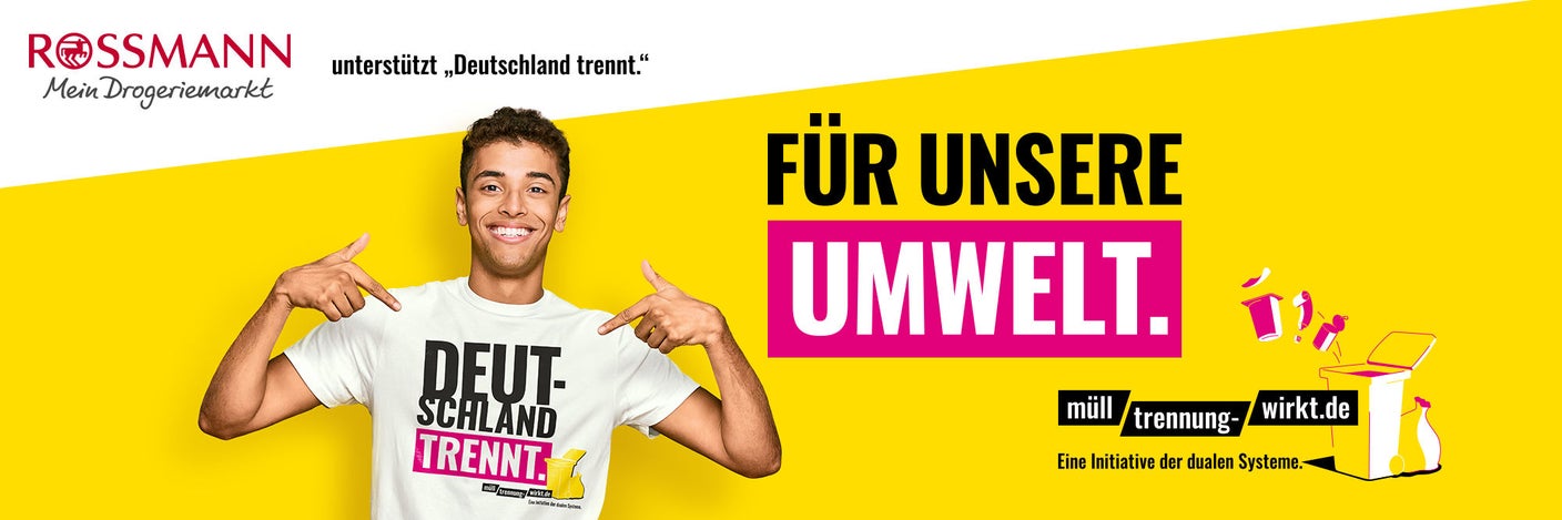 Person in weißem T-Shirt mit Aufdruck „Deutschland trennt.“ zeigt mit beiden Händen auf das T-Shirt. Rechts stehen der große Slogan „Für unsere Umwelt“, das Kampagnenlogo „muelltrennung-wirkt.de – Eine Initiative der dualen Systeme“ und eine Illustration von Verpackungen, die in eine gelbe Mülltonne fallen, als Hinweis auf die bundesweite Aktion für richtige Mülltrennung in Deutschland.