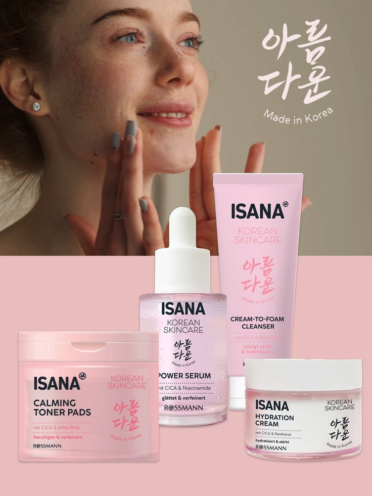 Eine junge Frau, die sanft ihre Wange berührt, mit den Produkten der ISANA Korean Skincare im Vordergrund.