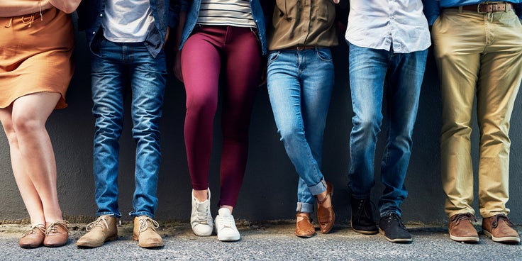 Auf Grafik sind fünf Personen zu sehen, die an eine Wand lehnen