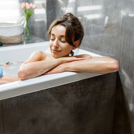 Eine Frau liegt in einer Badewanne und entspannt sich. IDEENWELT Produkte der KW 29 2026.