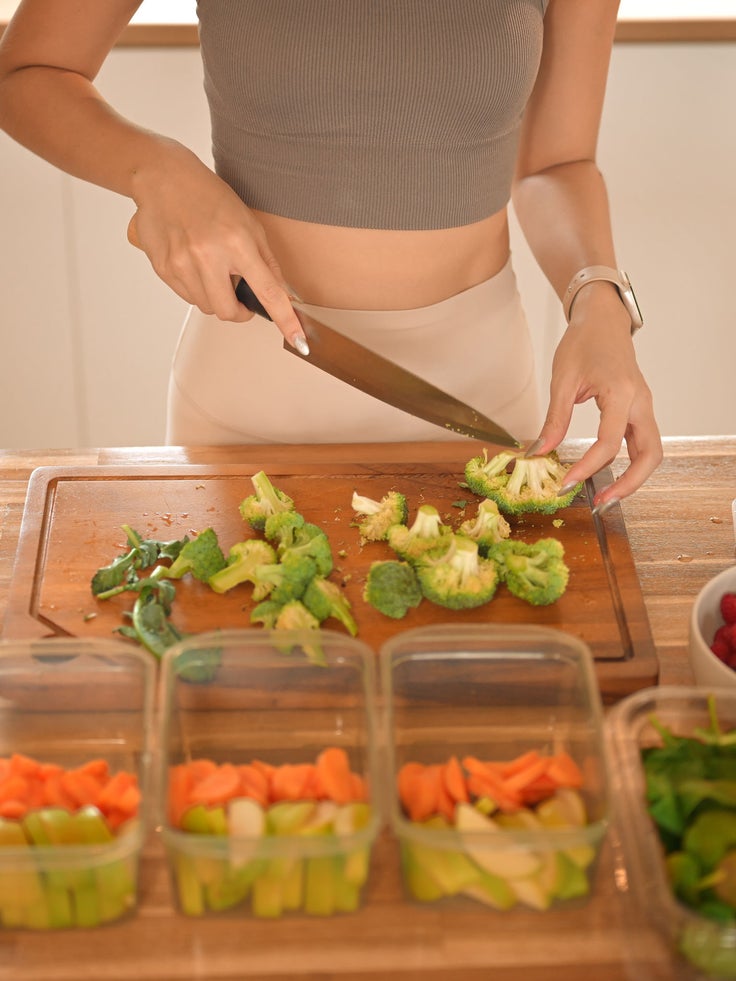 Eine Frau in der Küche, die Essen vorbereitet