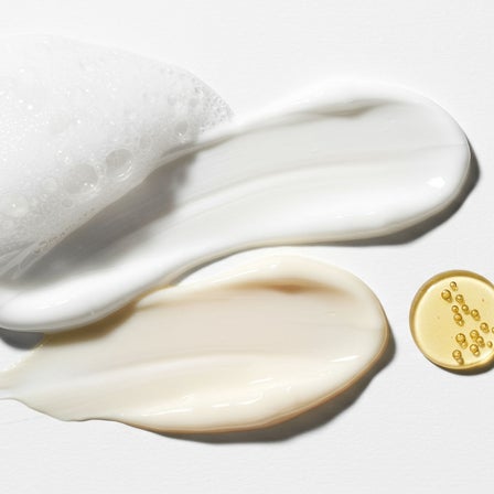 Reinigungsschaum, cremige Pflege-Texturen und Serum-Tropfen auf hellem Untergrund als Symbol für sanfte Japanese Beauty Hautpflege.