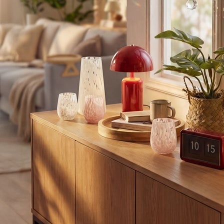 Zu sehen sind verschiedene Lampen von der IDEENWELT auf einer Anrichte.