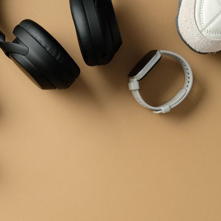 Anschnitt von Trainingsprodukten wie Hanteln und Sportschuhen