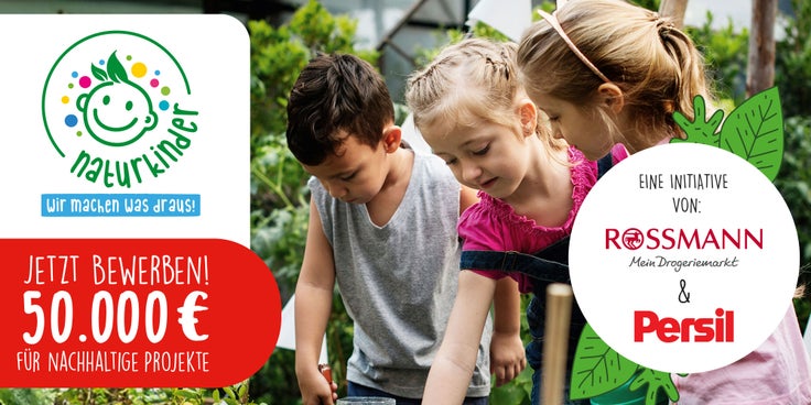 Kinder in einem Garten und der Hinweis auf das Naturkinderprojekt