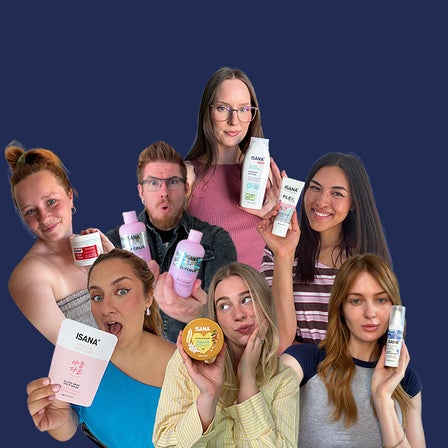 Gruppe anonymisierter Personen auf dunkelblauem Hintergrund hält verschiedene ISANA Pflegeprodukte wie Korean Skincare Maske, Bodycreme, Glycolic Shine Haarpflege, Med Lotion, Plex Maske und Gesichtspflege